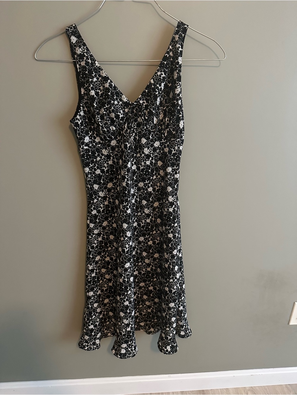 Express Black and White Floral V-Neck Midi Dress